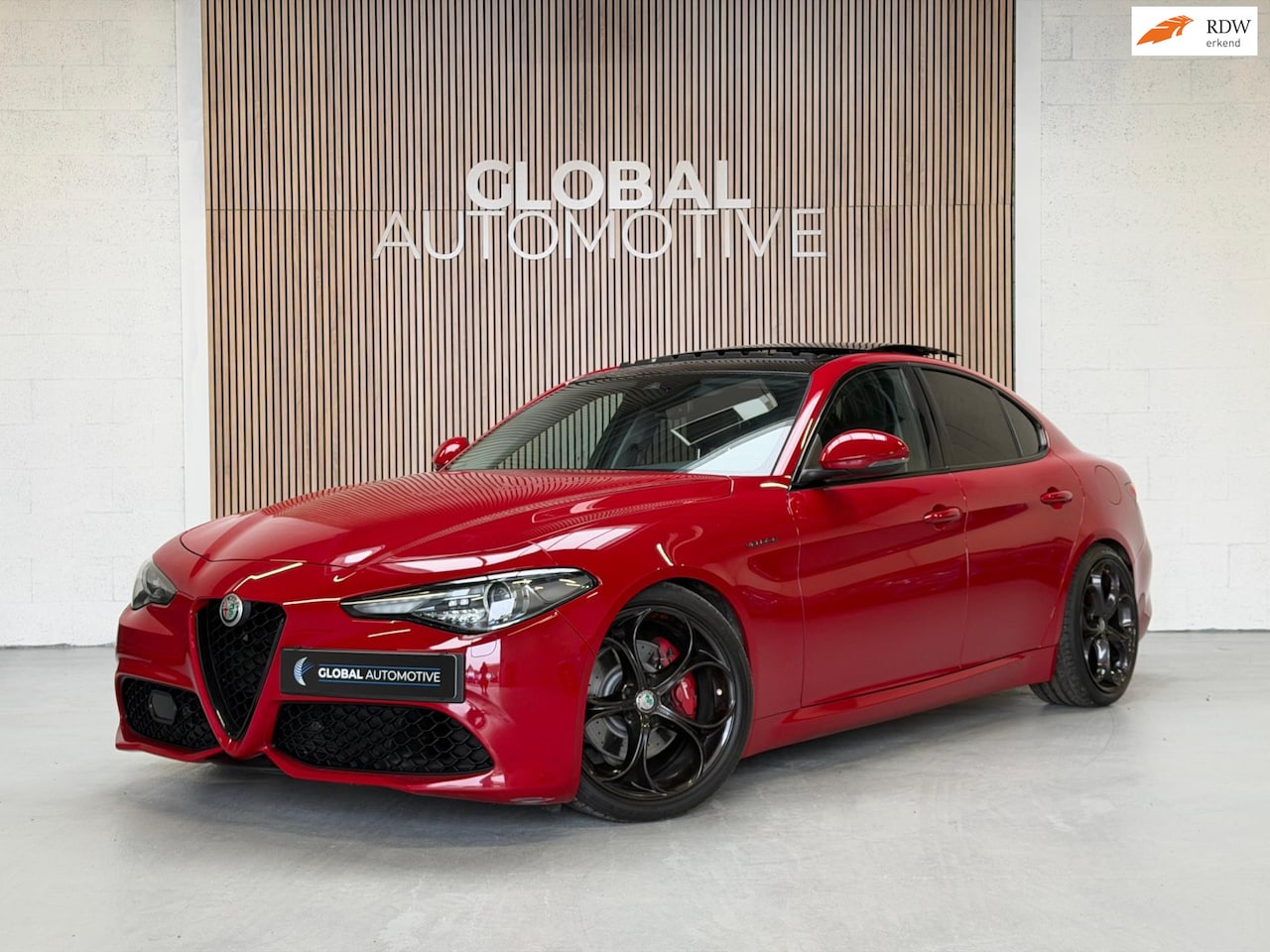 Alfa Romeo Giulia - 2.0 T AWD Veloce - SCHUIFDAK - 19'' - LEER - SPORTSTOELEN - AutoWereld.nl