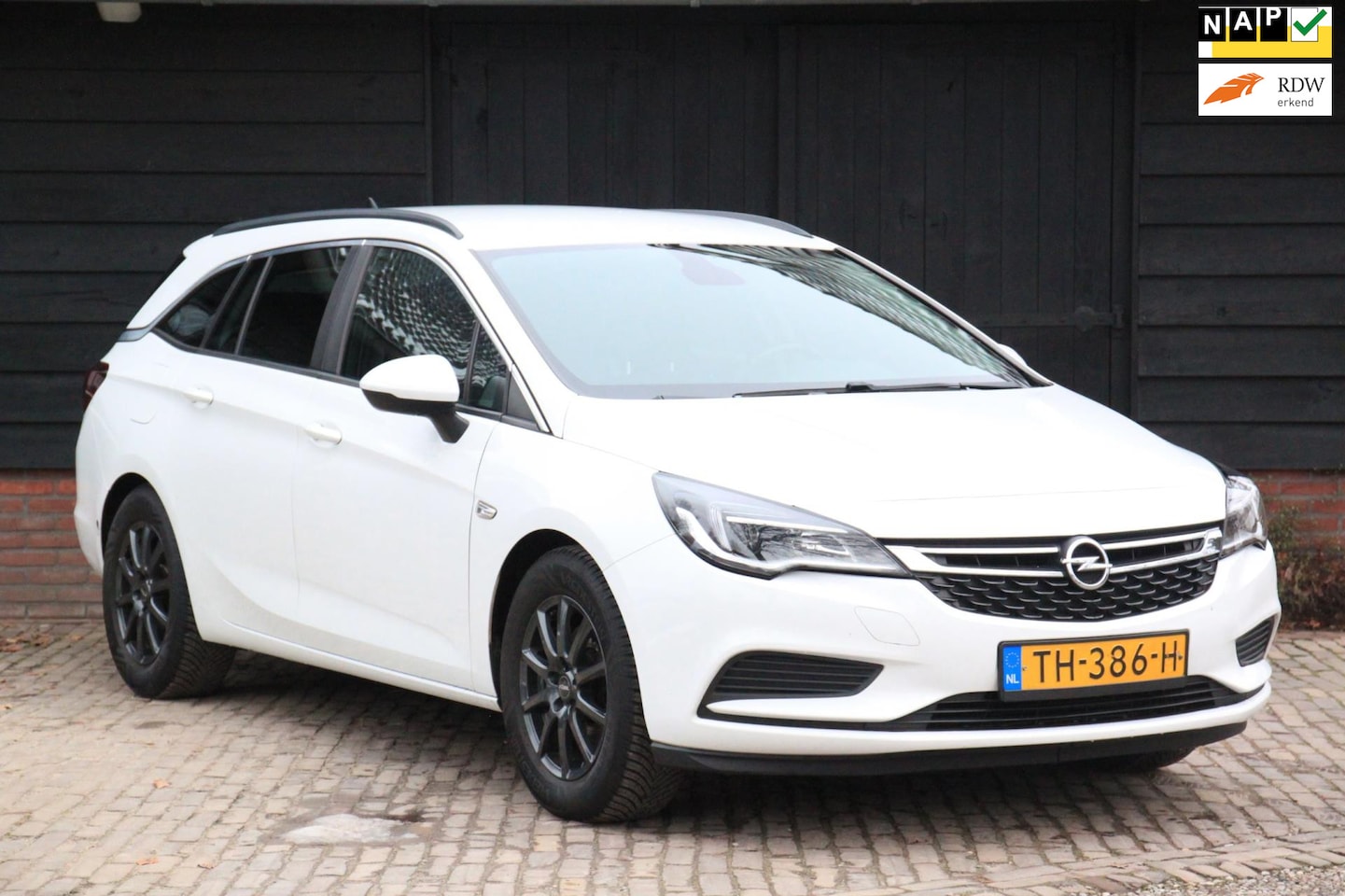 Opel Astra Sports Tourer - 1.6 CDTI Business+ Navigatie/Parkeersensor/Trekhaak/Winterset - AutoWereld.nl