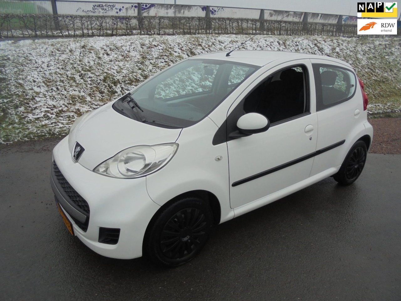 Peugeot 107 - Peugeot 107 1.0 benzine 5 deurs airco 136.000km - AutoWereld.nl