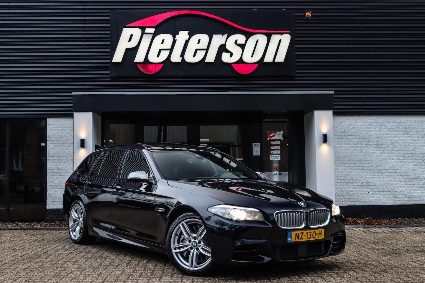 BMW 5-serie Touring - M550xd LCI DEALER OH PANO ACC 360 H&K - AutoWereld.nl