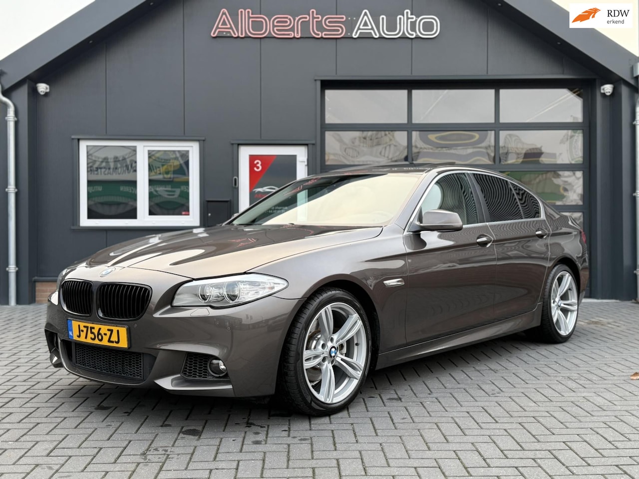BMW 5-serie - 523i High Executive | LEDER | NAVI | 19'' M | XENON | - AutoWereld.nl