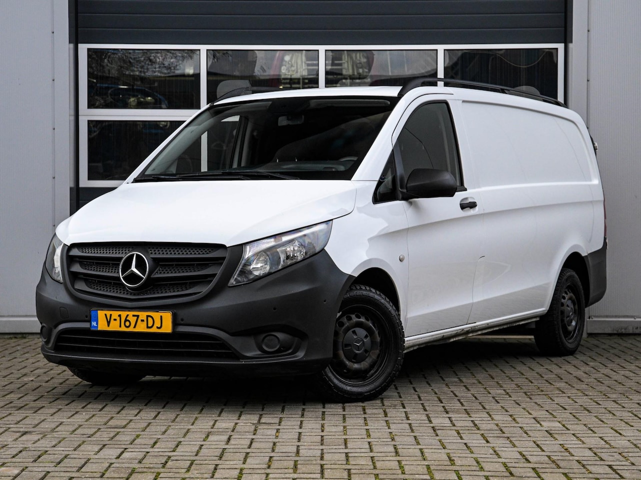 Mercedes-Benz Vito - 109 CDI Functional Lang | Navi | Camera | PDC v+a | 3-zits | Trekhaak | Sidebars - AutoWereld.nl