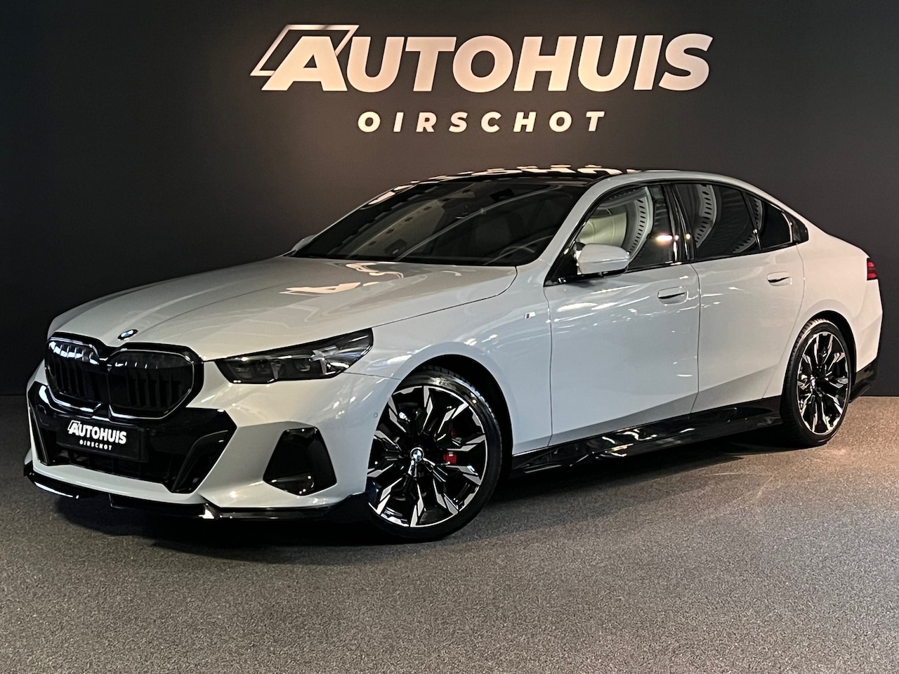 BMW 5-serie - 520i High Executive Edition M Stuurverwarming/ Stoelventilatie/ 20"/ Glazendak/ Memoryseat - AutoWereld.nl