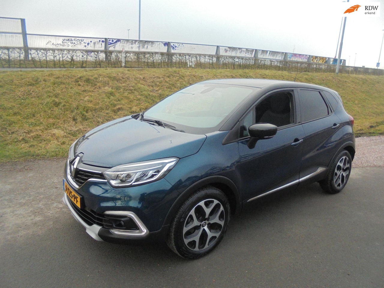Renault Captur - Renault Captur 0.9 benzine panorama dak trekhaak navigatie pdc 48.000km - AutoWereld.nl