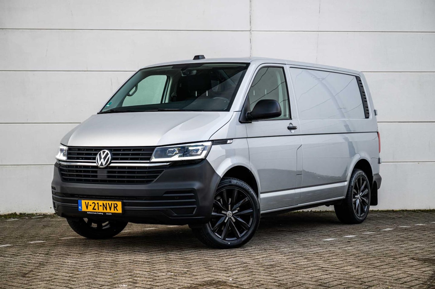 Volkswagen Transporter - 2.0 TDI 150pk DSG L1H1 Highline |ACC|LED|Carplay|18 inch| - AutoWereld.nl
