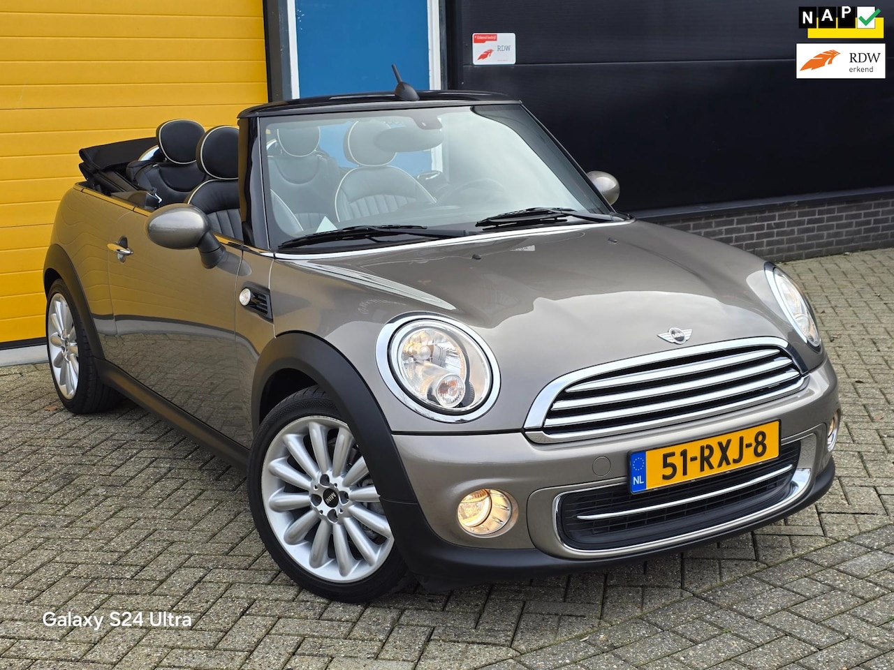 MINI Cabrio - Mini 1.6 Cooper Chili / 1STE Eigenaresse / NAP / Leder / Airco / Elek Pakket / Cruise Cont - AutoWereld.nl
