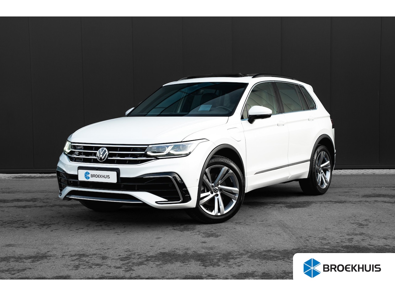 Volkswagen Tiguan - 1.4 TSI eHybrid 245pk R-Line | Panoramadak | Trekhaak | Head-UP | Leder | Keyless | 19" - AutoWereld.nl
