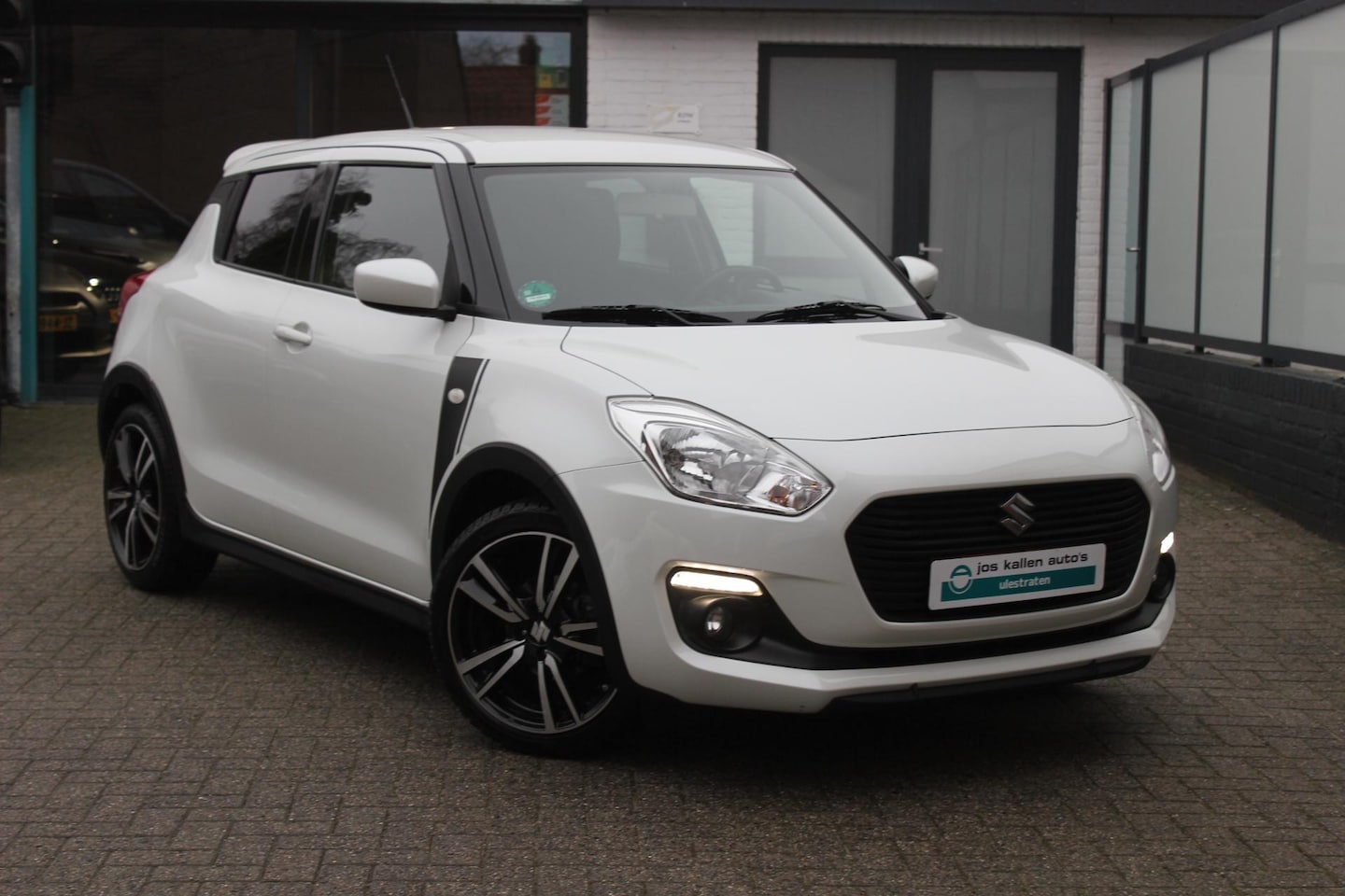 Suzuki Swift - 1.2 Sportline Navigatie, Camera, Spoiler, Winterpack, MF Stuur, 16" - AutoWereld.nl