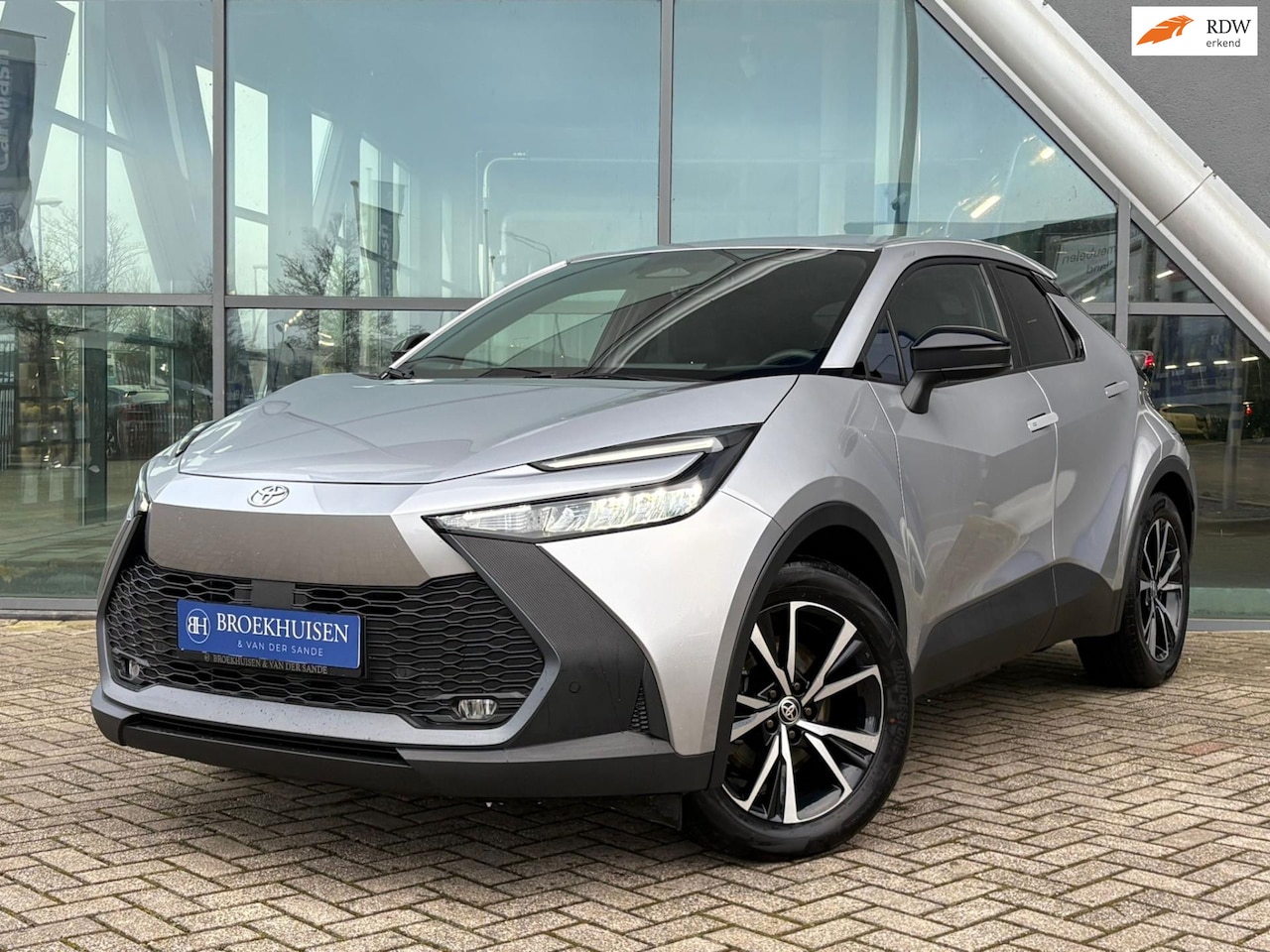 Toyota C-HR - 2.0 Plug-in Hybrid 220pk Dynamic Camera / Stoelverwarming / Apple Car play - AutoWereld.nl