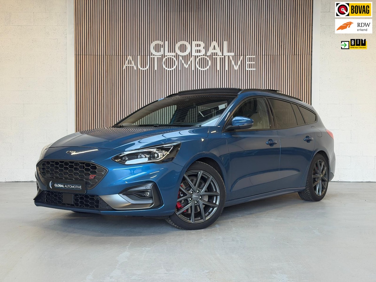 Ford Focus Wagon - 2.3 EcoBoost ST-3 - 280PK - SCHUIFDAK - 19'' - AutoWereld.nl
