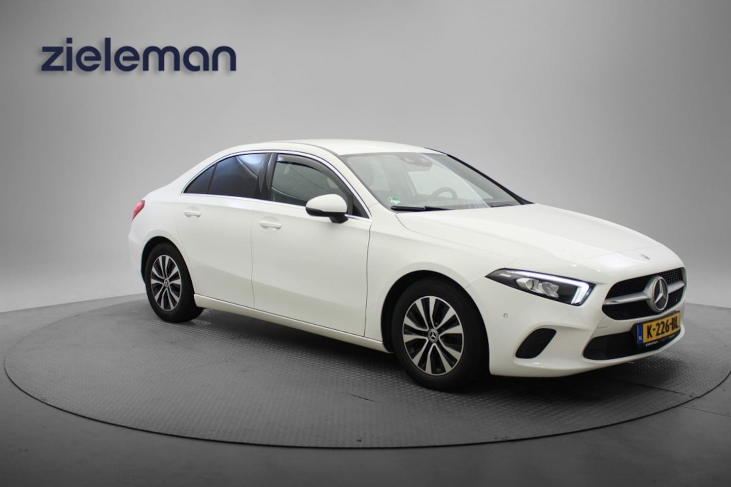 Mercedes-Benz A-klasse - Sedan 180 Business Solution Luxury Automaat - Camera, Leer, Stoelverw. Afn. Trekhaak - AutoWereld.nl
