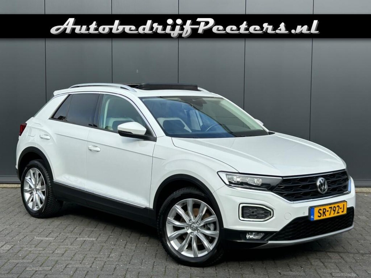 Volkswagen T-Roc - 1.5 TSI Sport P-dak LED ACC V-Cockpit Navi Carplay NL-auto - AutoWereld.nl