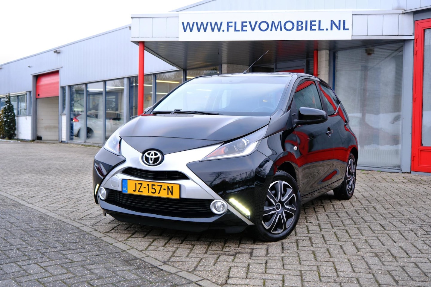 Toyota Aygo - 1.0 VVT-i x-play 5-drs Navi|Cam|Airco - AutoWereld.nl