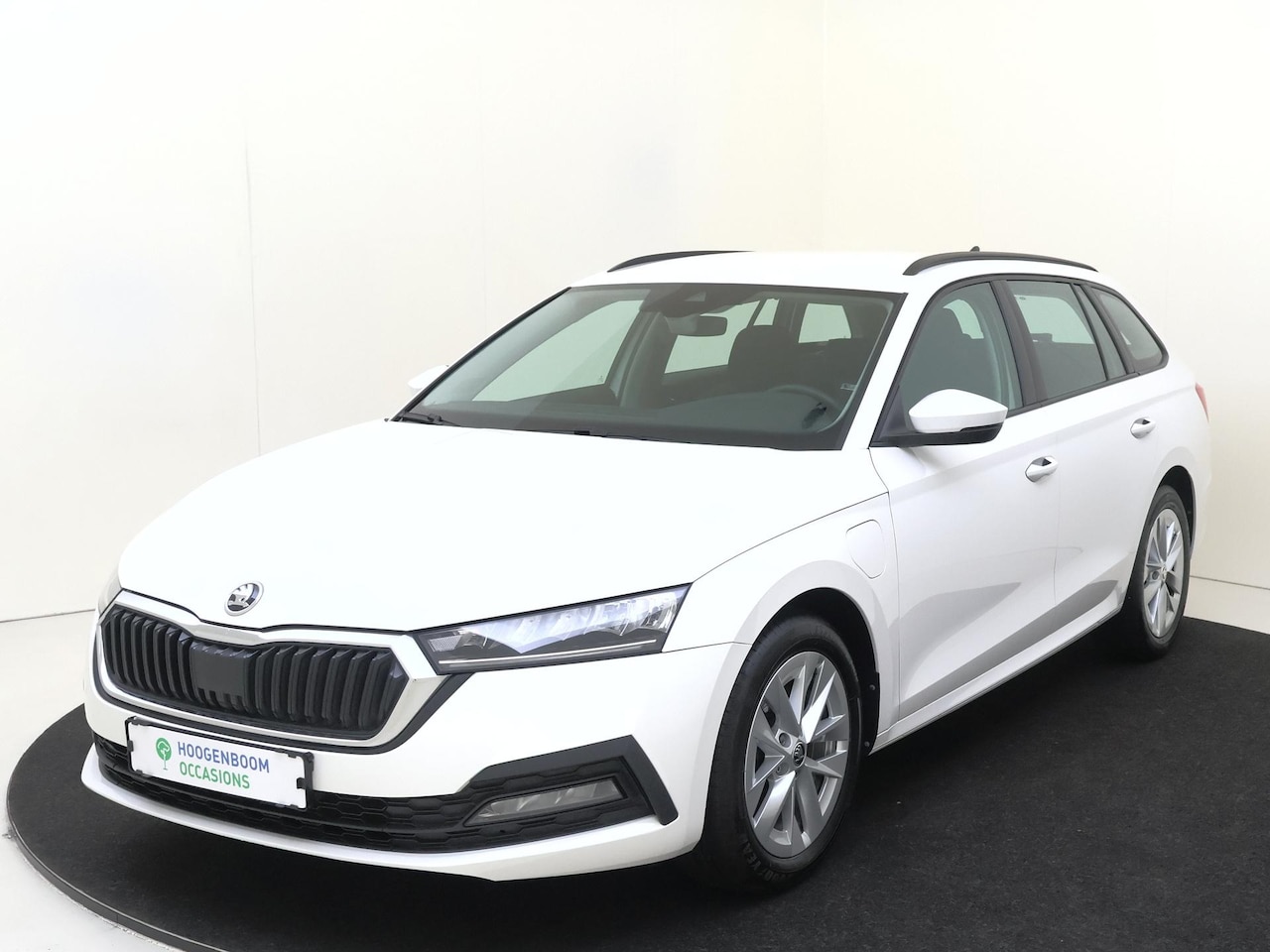 Skoda Octavia Combi - 1.4 TSI iV PHEV Business Edition | SoH 100% | Navigatie | Cruise control | Keyless | CarPl - AutoWereld.nl
