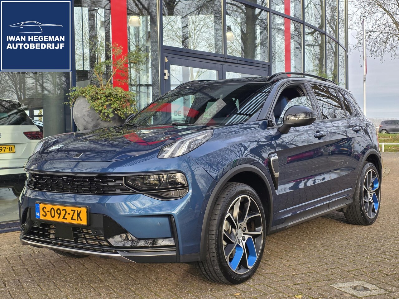 Lynk & Co 01 - 1.5 AUTOMAAT | Zwarte hemel | Navigatie | Panodak | ECC | PDC + Camera - AutoWereld.nl