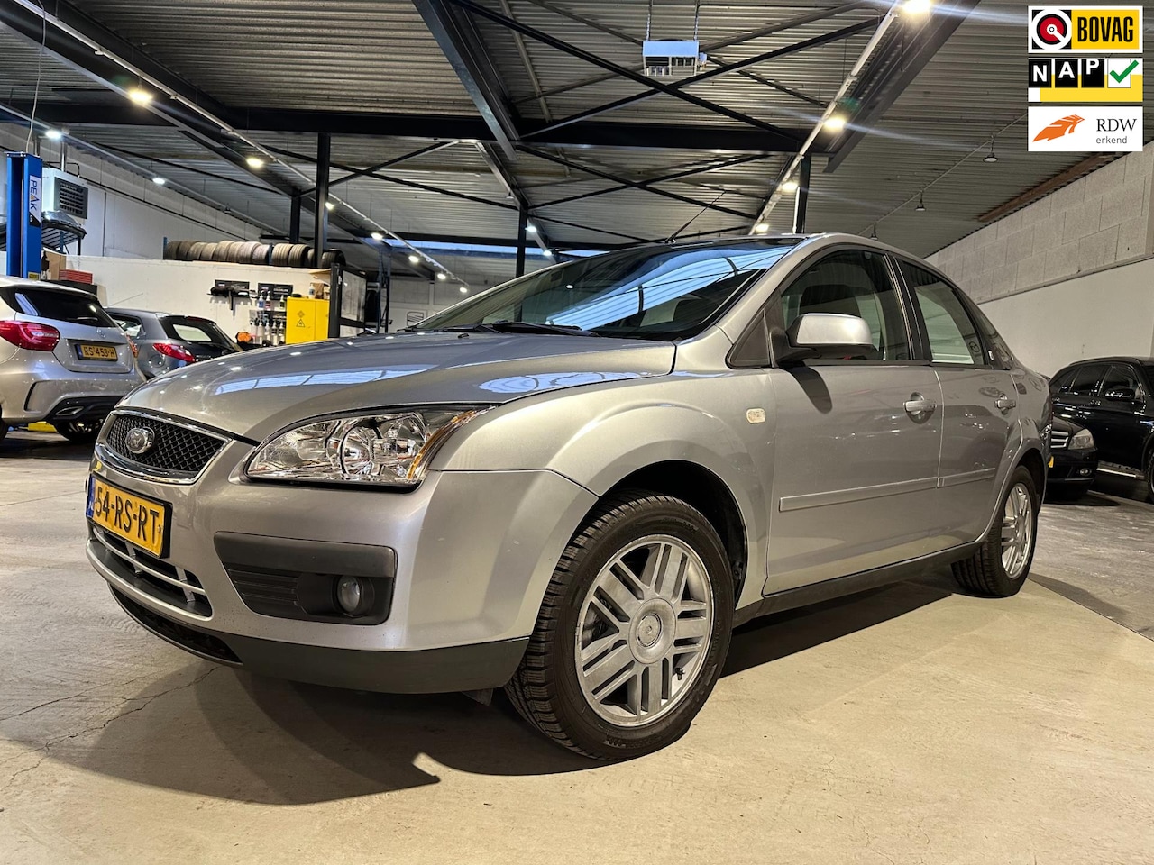 Ford Focus - 1.6-16V Ghia/Navi/dvd/trekhaak/pdc/Apk nieuw - AutoWereld.nl