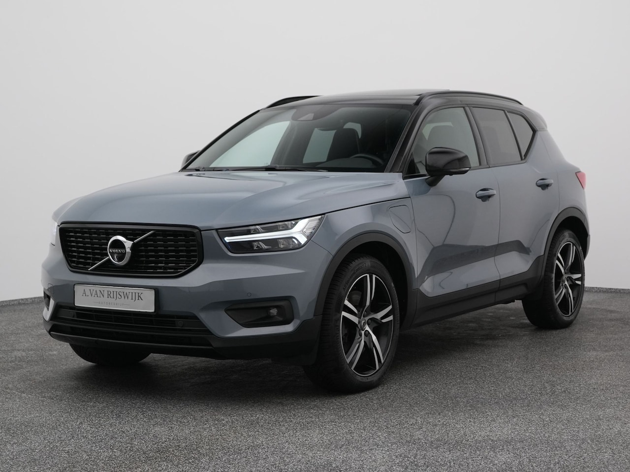 Volvo XC40 - 1.5 T5 Recharge R-Design | PANO | 360° | ADAPTIVE | H&K | KEYLESS | STOEL- EN STUURVERW. - AutoWereld.nl