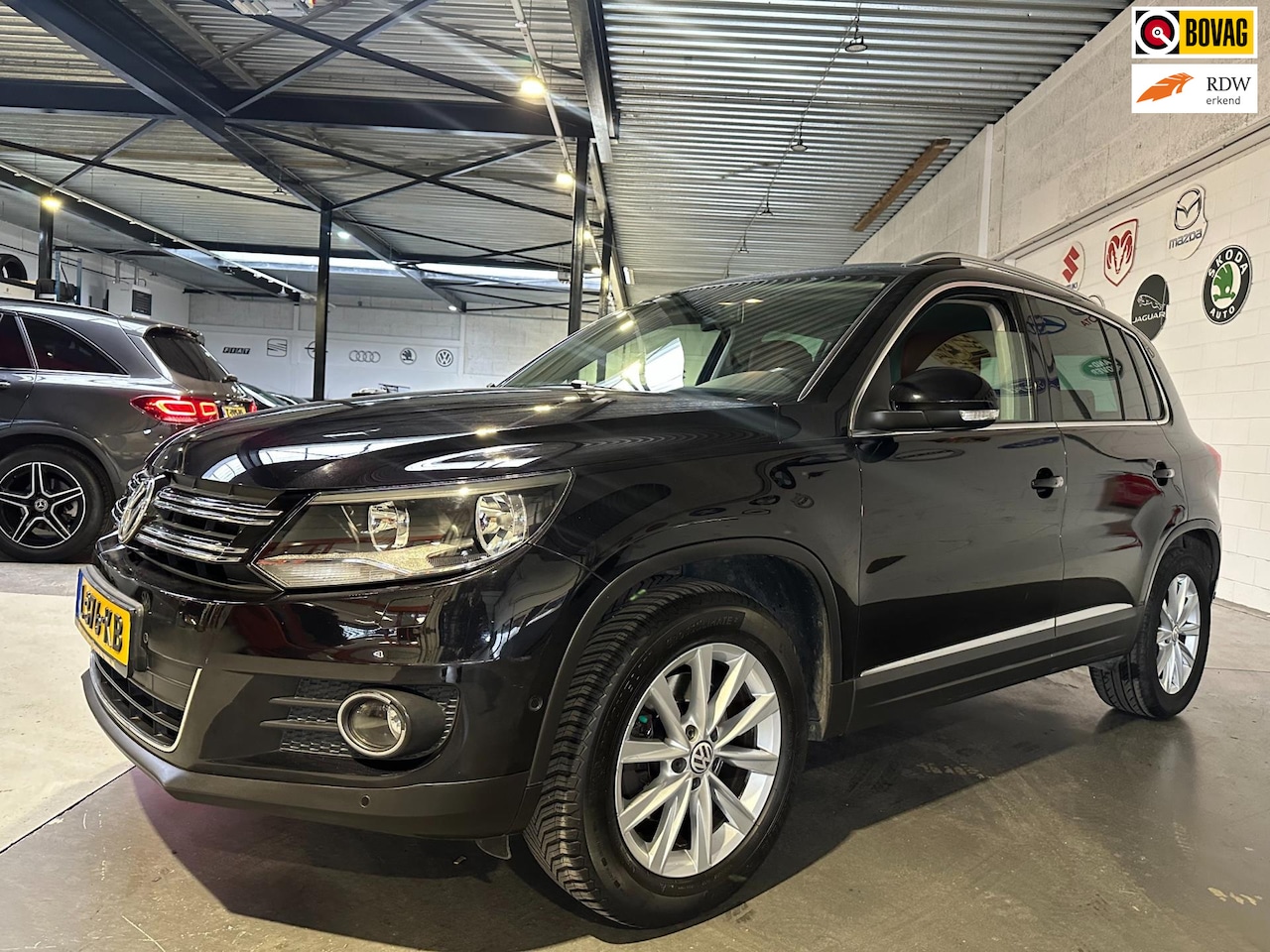 Volkswagen Tiguan - 1.4 TSI Comfort&Design/Leder/Dealer onderhouden/Apk nw - AutoWereld.nl