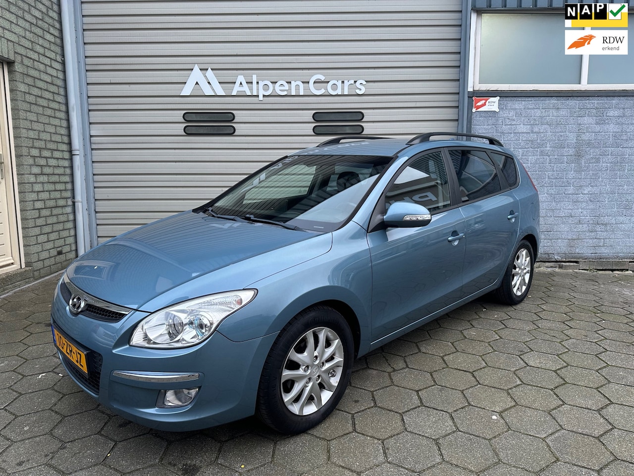 Hyundai i30 CW - 1.6i Style Airco / Half leder / Trekhaak / PDC / LMV / APK 01-2027 - AutoWereld.nl