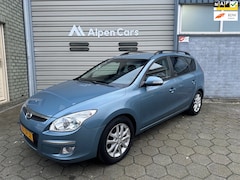 Hyundai i30 CW - 1.6i Style Airco / Half leder / Trekhaak / PDC / LMV / APK 01-2027