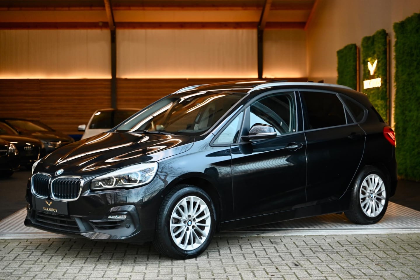 BMW 2-serie Active Tourer - 220i Business Edition - Stuurverwarming - Leer - Panoramadak - Keyless Entry -Trekhaak - - AutoWereld.nl