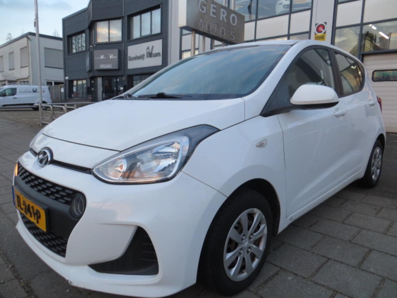 Hyundai i10 - 1.0i Comfort rijdbare schade !!! airco ,cruise ,elek pakket - AutoWereld.nl