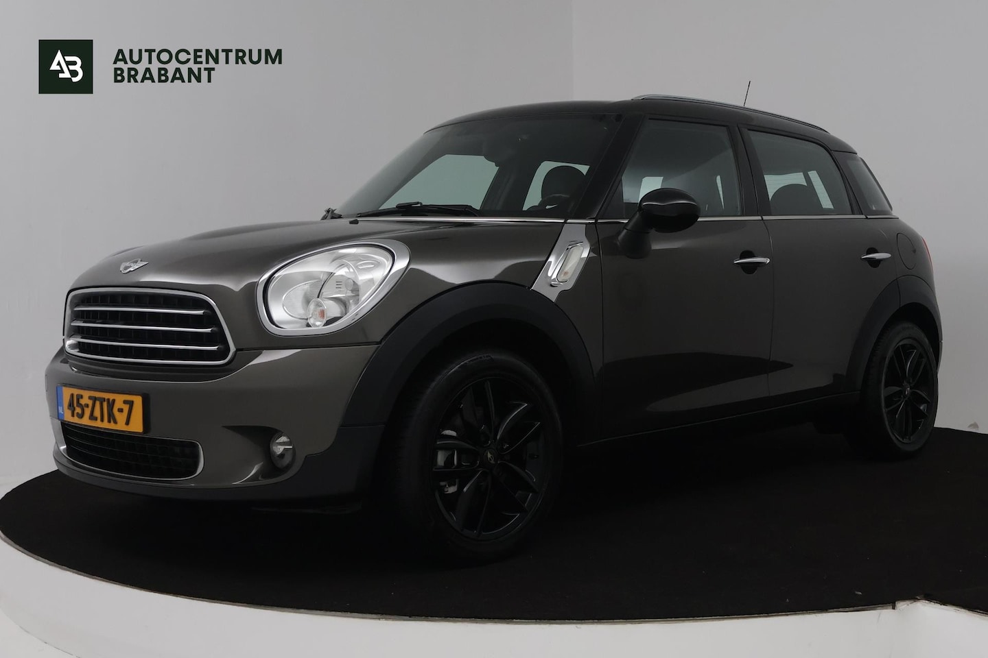 MINI Countryman - Mini 1.6 Cooper Business Line (PARKEERSENSOREN, NAVIGATIE, STOELVERWARMING) - AutoWereld.nl