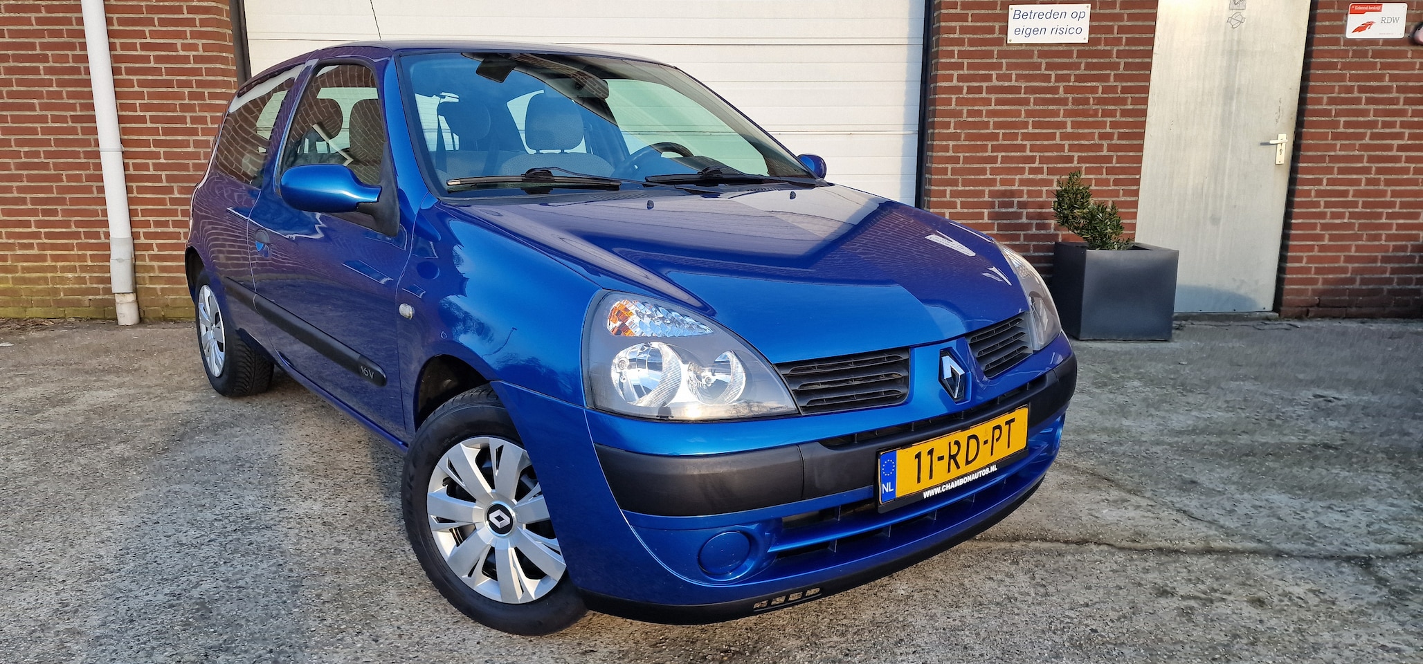 Renault Clio - 1.2-16V Authentique Comfort In nog nette staat verkerende Renault Clio 1.2 Airco,  144 200km nap, bouwjaar 2005, nieuw - AutoWereld.nl
