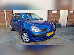 Renault Clio - 1.2-16V Authentique Comfort In nog nette staat verkerende Renault Clio 1.2 Airco,  144 200km nap, bouwjaar 2005, nieuw