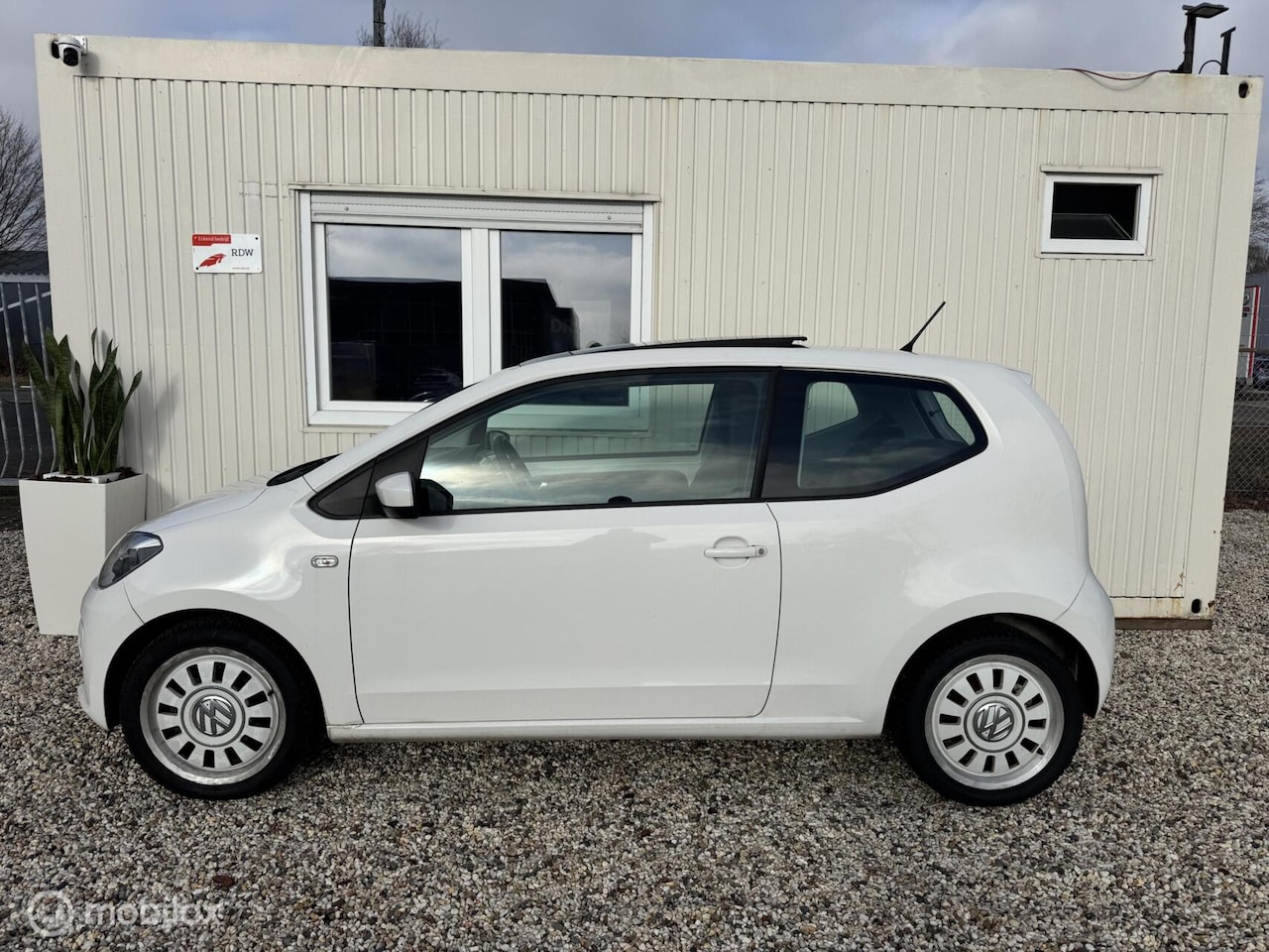 Volkswagen Up! - 1.0 High UP Panoramadak Airco WHITE EDITIE - AutoWereld.nl