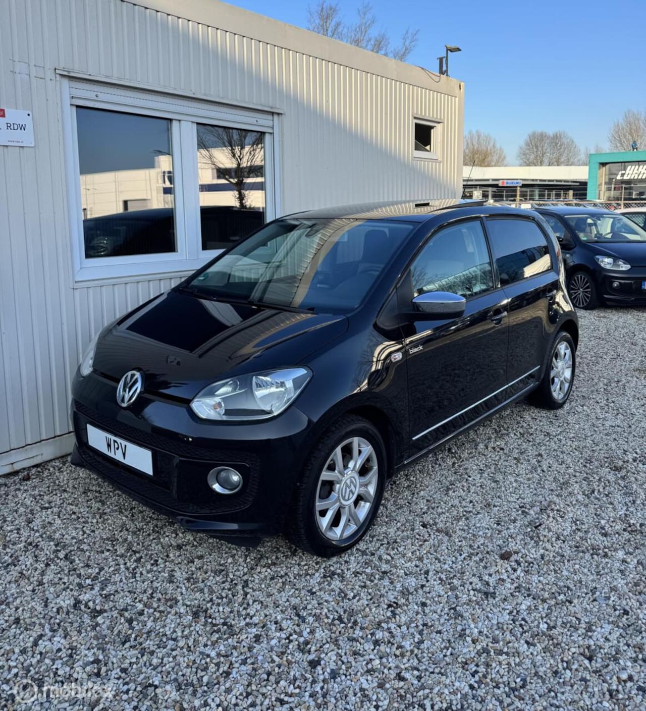 Volkswagen Up! - 1.0 Black UP Panoramadak Airco Navi Cruise - AutoWereld.nl