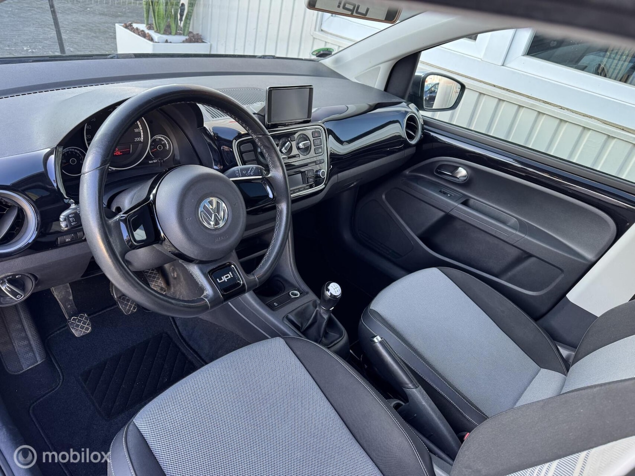 Volkswagen Up! - 1.0 Black UP Panoramadak Airco Navi Cruise - AutoWereld.nl