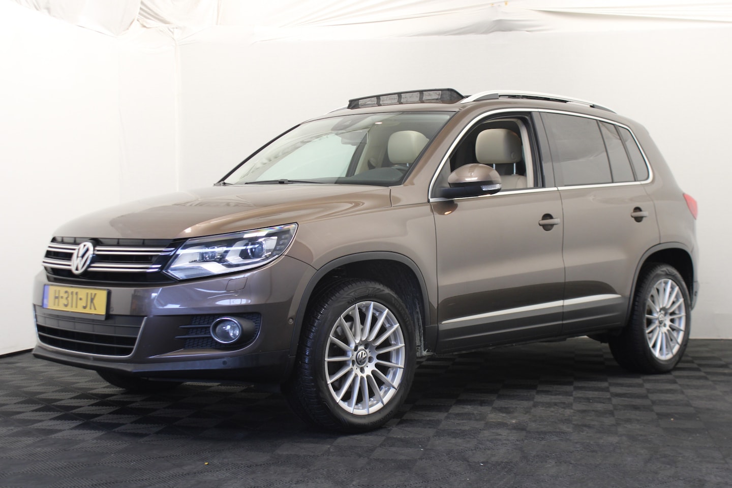 Volkswagen Tiguan - 2.0 TSI Sport&Style 4Motion |Pano|Leder| - AutoWereld.nl
