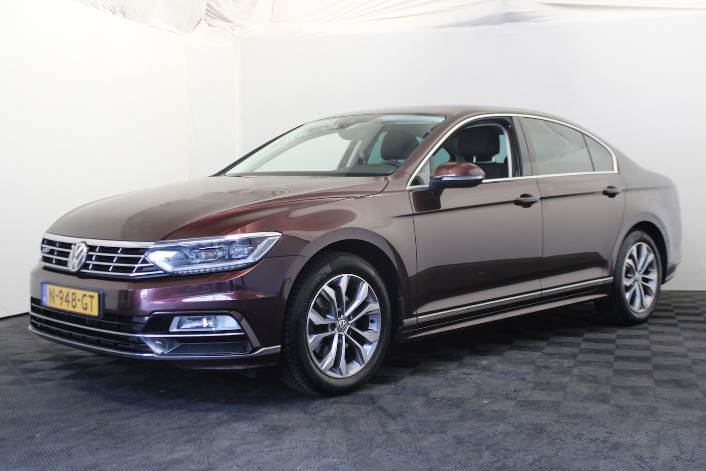 Volkswagen Passat - 1.4 TSI ACT Highline Business R-line - AutoWereld.nl