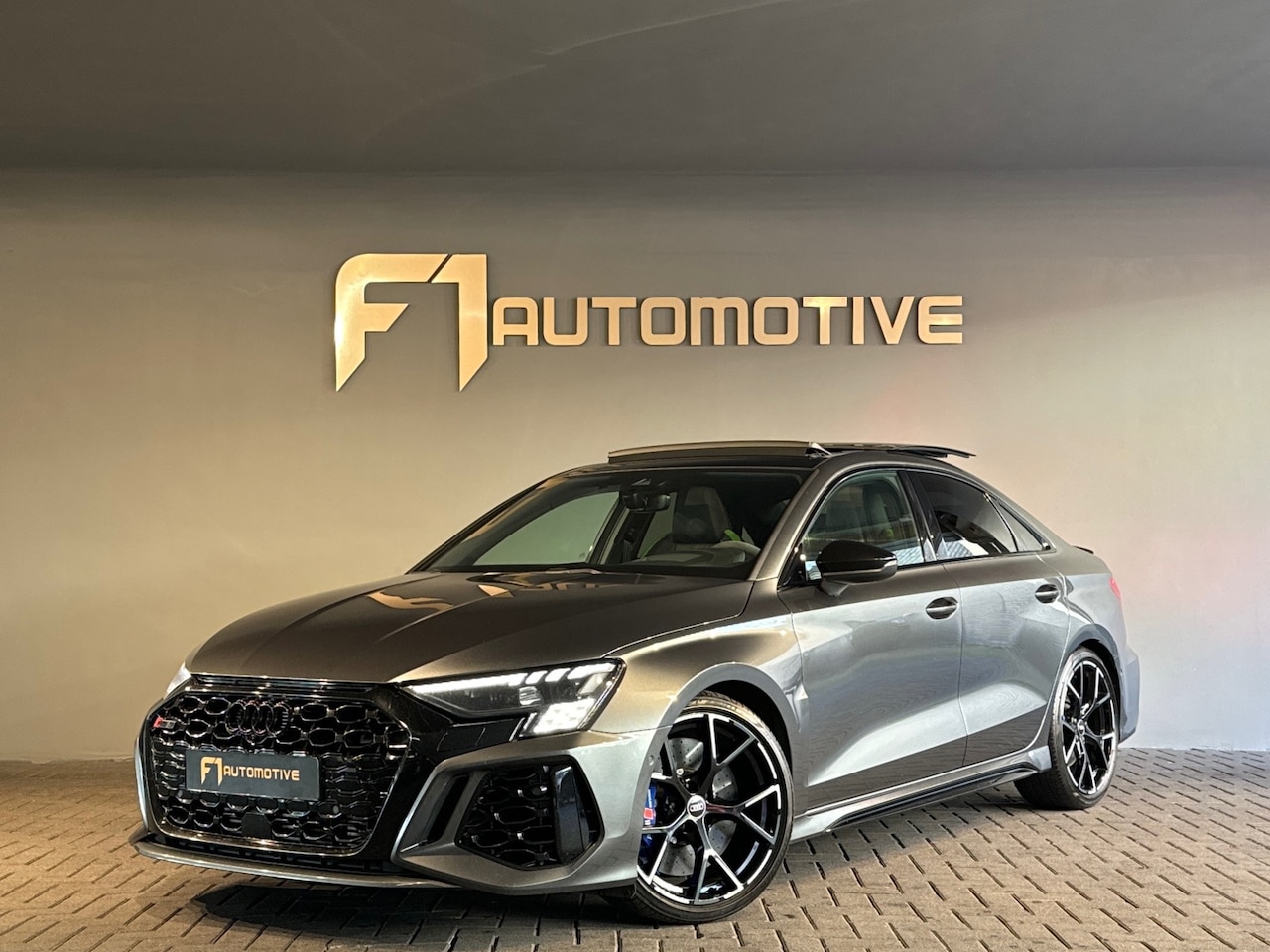 Audi RS3 - Limousine 2.5 TFSI quattro Pano|Ceramic|HuD|Memory - AutoWereld.nl