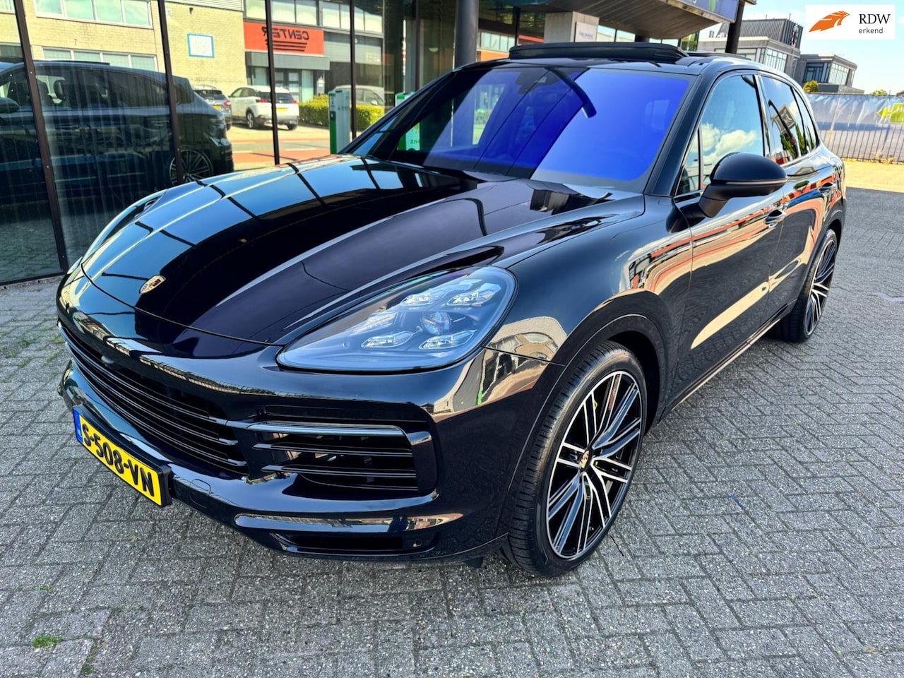 Porsche Cayenne - 3.0 E-Hybrid / Pano'dak / Sport Chrono / Luchtvering / Sfeerverl. - AutoWereld.nl