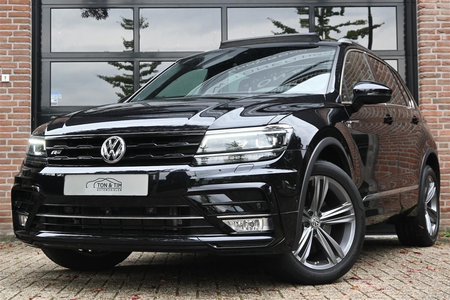 Volkswagen Tiguan - 2.0 TSI 4Motion 2x R-LINE Virtual Trekhaak Pano LED '16 - AutoWereld.nl
