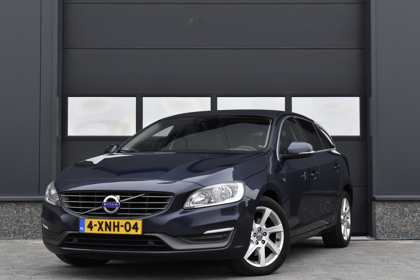 Volvo V60 - 2.0 D4 Momentum Navi - Cruise - Clima - Lmv - AutoWereld.nl