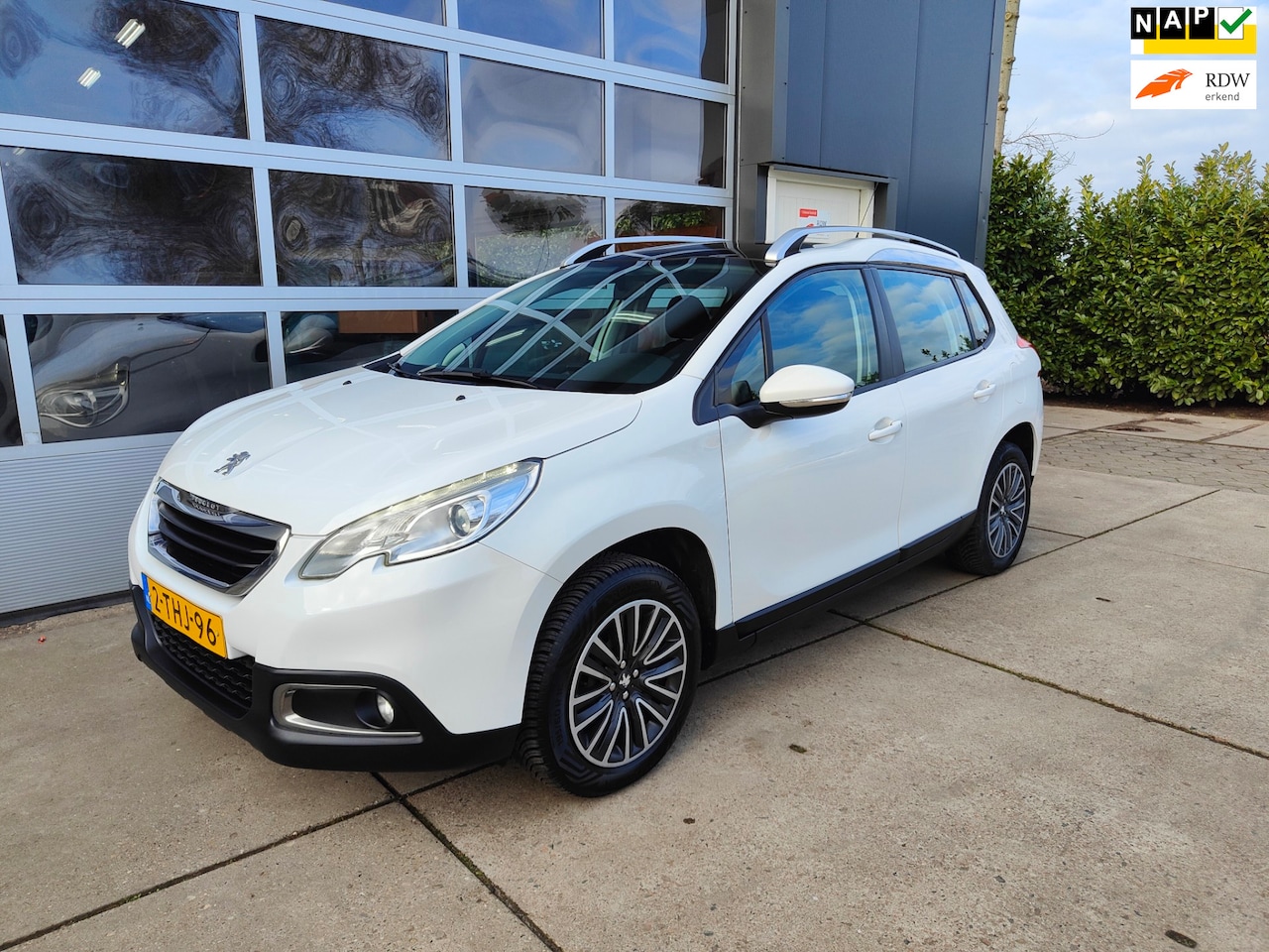 Peugeot 2008 - 1.2 VTi Active Pack Premium Panorama Carplay - AutoWereld.nl