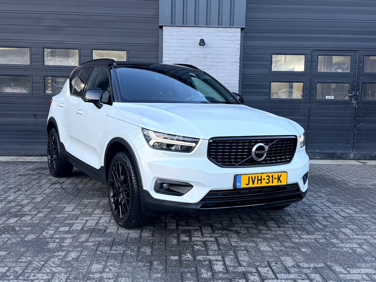 Volvo XC40 - 2.0 T4 R-Design 2.0 T4 R-Design, Panoramadak, Camera, Vol! - AutoWereld.nl
