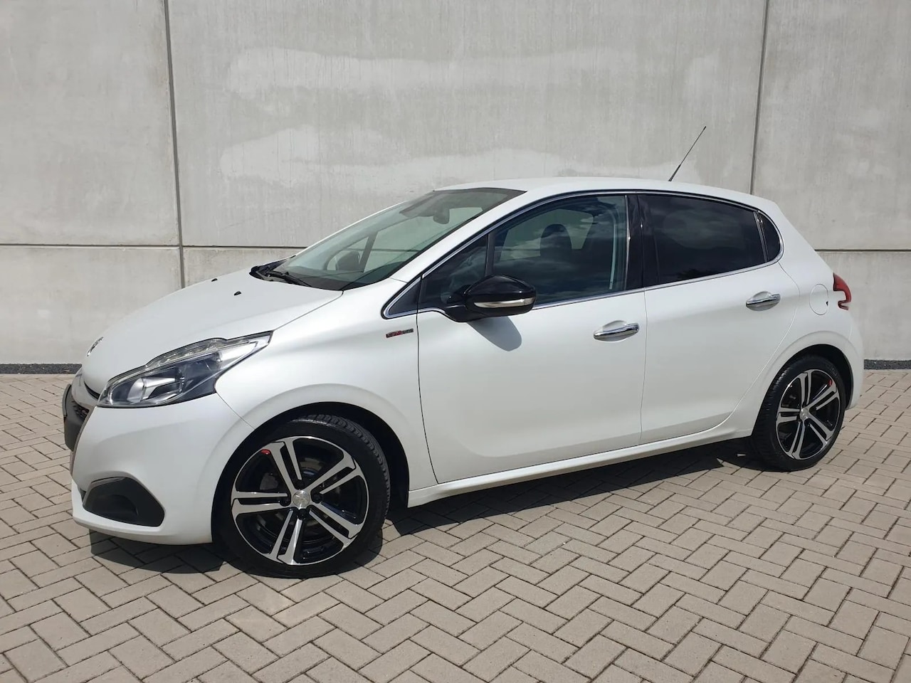 Peugeot 208 - 1,2 GT-Line NAVI CAMERA CLIMA CARPLAY - AutoWereld.nl