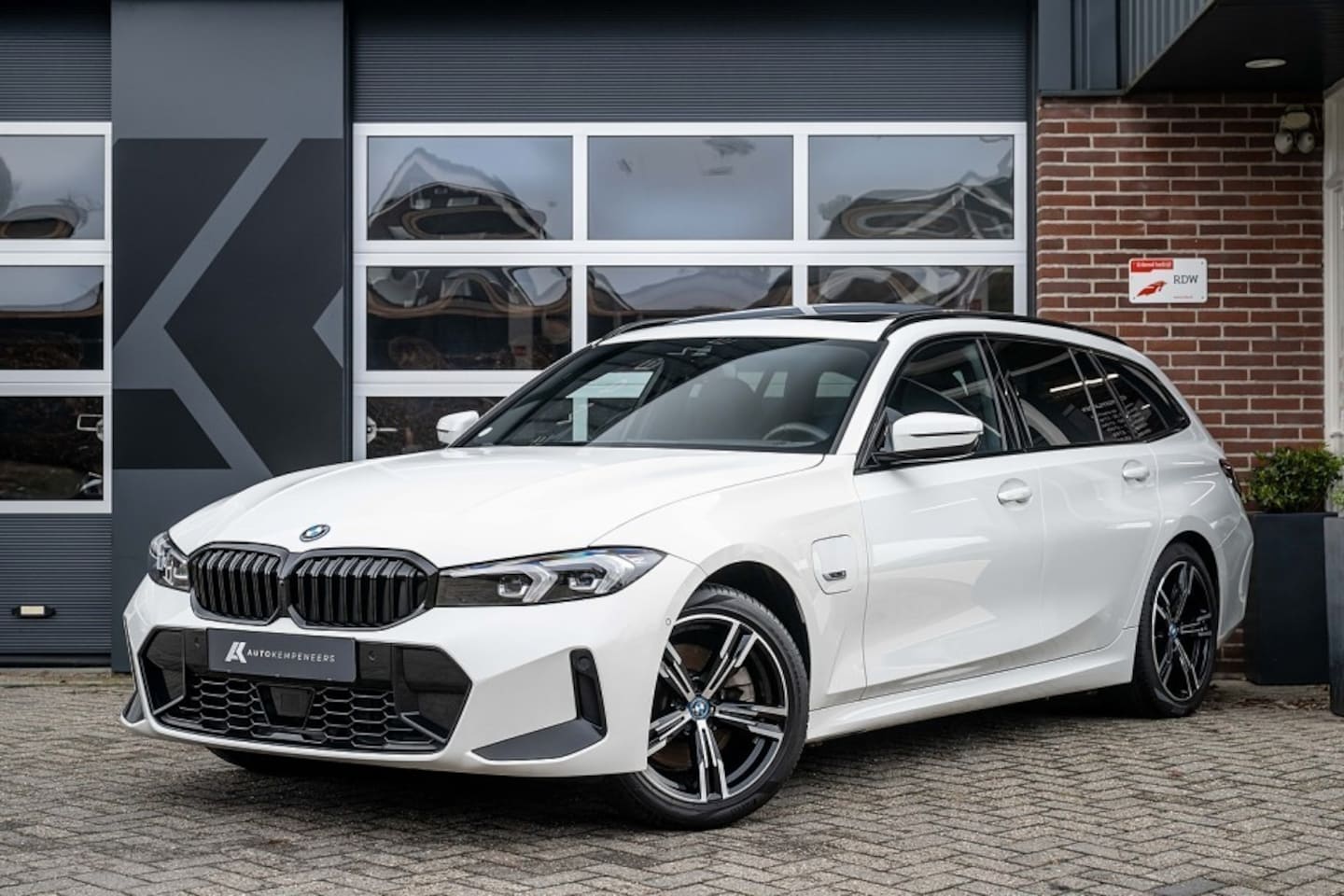 BMW 3-serie Touring - 330e xDrive M Sport | Shadow | Panorama | Head-Up | Elek. trekhaak | Widescreen | Hifi | C - AutoWereld.nl