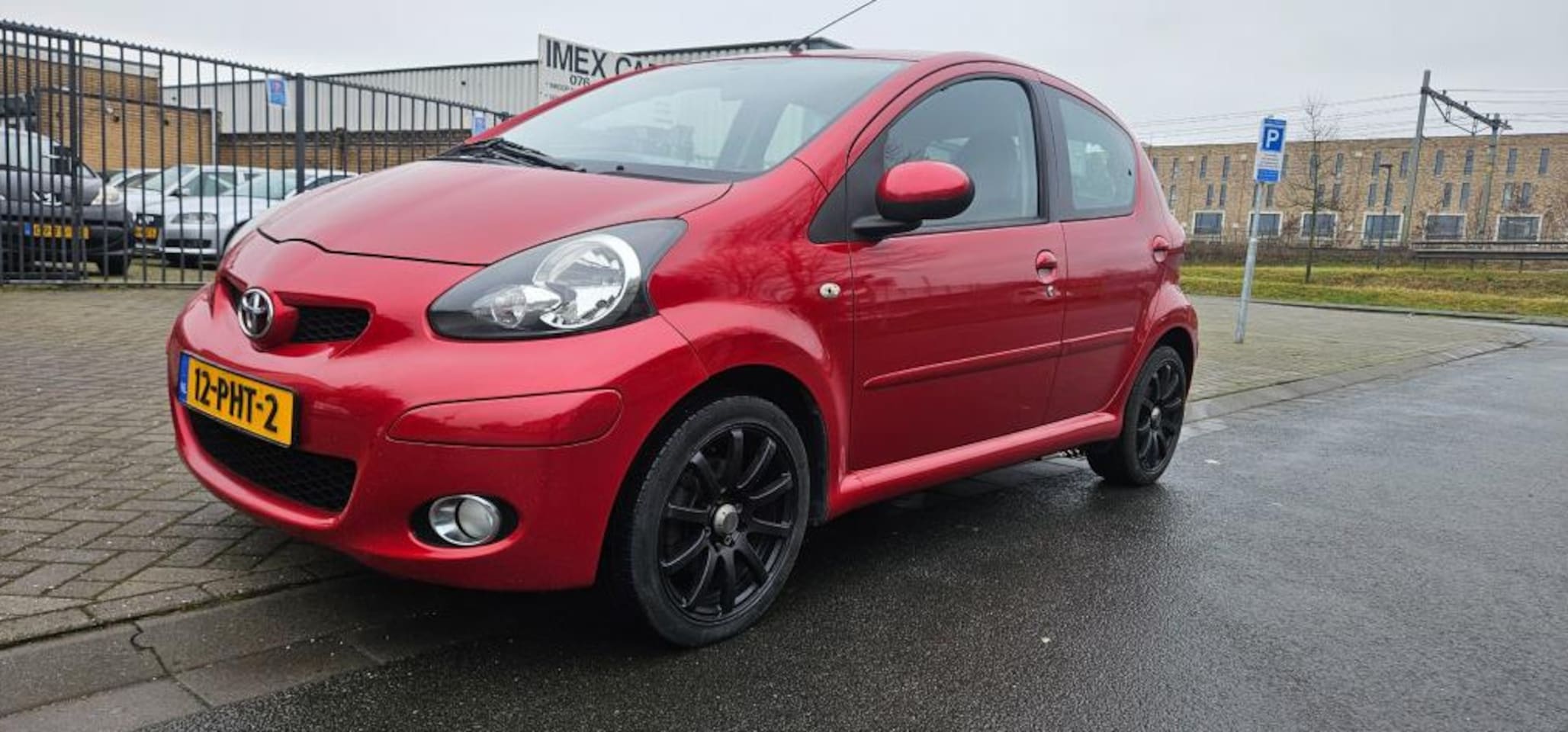 Toyota Aygo - 1.0-12V Aspiration Red Navigator. LEES VERDER... - AutoWereld.nl