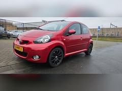 Toyota Aygo - 1.0-12V Aspiration Red Navigator. LEES VERDER