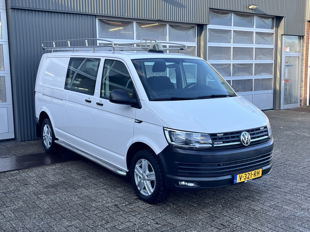 Volkswagen Transporter - 2.0 TDI L2H1 DC 4Motion 150pk 4x4 Airco Cruise controle Telefoonverbinding Navigatie Apple - AutoWereld.nl