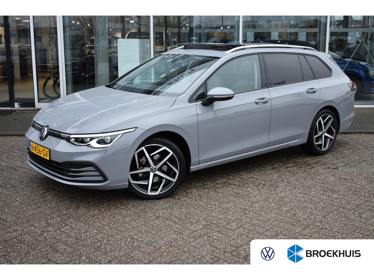 Volkswagen Golf Variant - 1.0 eTSI 110PK DSG-7 Life Edition | PANORAMADAK | NAVIGATIE | MEMORY STOEL | ALL SEASONBAN - AutoWereld.nl