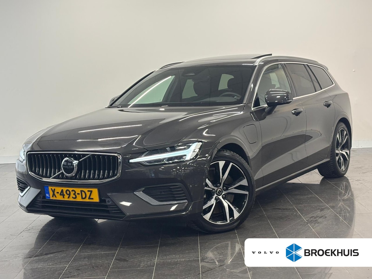 Volvo V60 - T6 Plug-in hybrid AWD Ultimate Bright | Panoramadak | Trekhaak | Stuurverwarming | Achterb - AutoWereld.nl