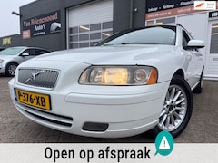Volvo V70 - 2.4 in automaat met leer en trekhaak en airco en cruise controle en goed onderhouden