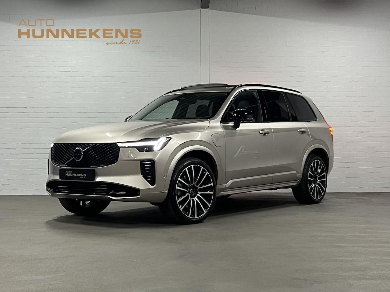 Volvo XC90 - 2.0 T8 Plug-in hybrid AWD Ultra Dark Luchtvering | Massage | Bowers & Wilkins | Trekhaak | - AutoWereld.nl