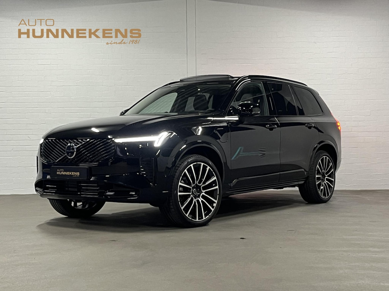 Volvo XC90 - 2.0 T8 Plug-in hybrid AWD Ultra Dark Luchtvering | Massage | Bowers & Wilkins | Trekhaak | - AutoWereld.nl